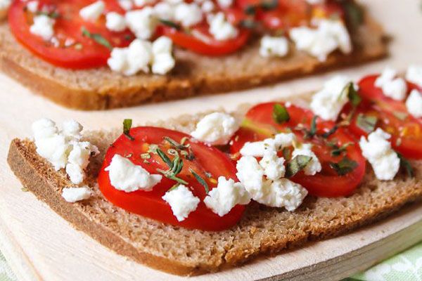 نان و پنیر و گوجه غذایی سالم در رژیم لاغری
