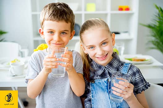 تشویق کودکان به نوشیدن آب اهمیت بسیاری دارد زیرا می‌تواند از اضافه‌وزن و چاقی در کودکان جلوگیری کند - مجله ژن سبز