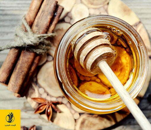 عسل و دارچین هر دو ترکیباتی را دارا هستند که می‌تواند در درمان آکنه کمک کننده باشد.