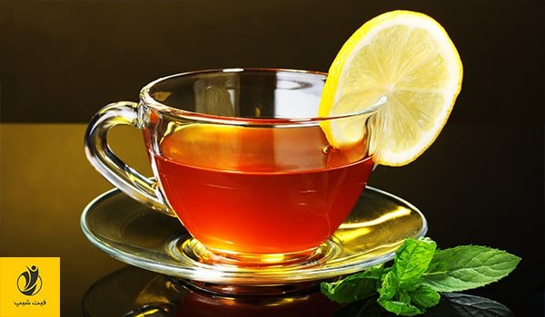 عکس یک فنجان شیشه ای حاوی چای که یک برش لیمو روی آن قرار دارد و نشان دهنده تاثیر مصرف چای در جذب آهن است- ژن سبز
