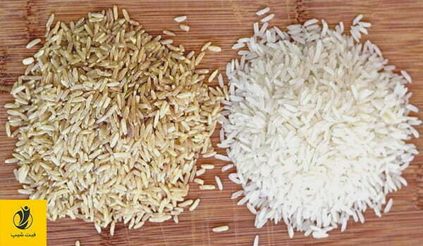 مقایسه برنج سفید و برنج قهوه‌ای که در کنار هم قرار گرفته‌اند. این دو مدل برنج از لحاظ کالری، شاخص قندخون و مواد مغذی مورد مقایسه قرار گرفته‌اند - مجله ژن سبز