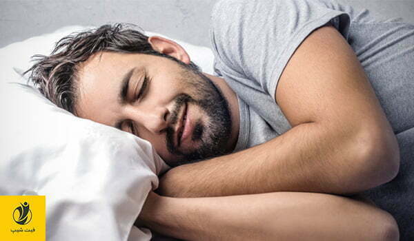 تصویر مردی که بهبود کیفیت خواب با یوگا را تجربه می‌کند