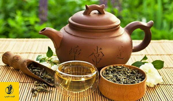 در تصویر یک قوری و لیوان چای اولانگ مشاهده می‌شود.از چای اولانگ به عنوان دمنوش لاغری شکم و پهلو استفاده می‌شود.